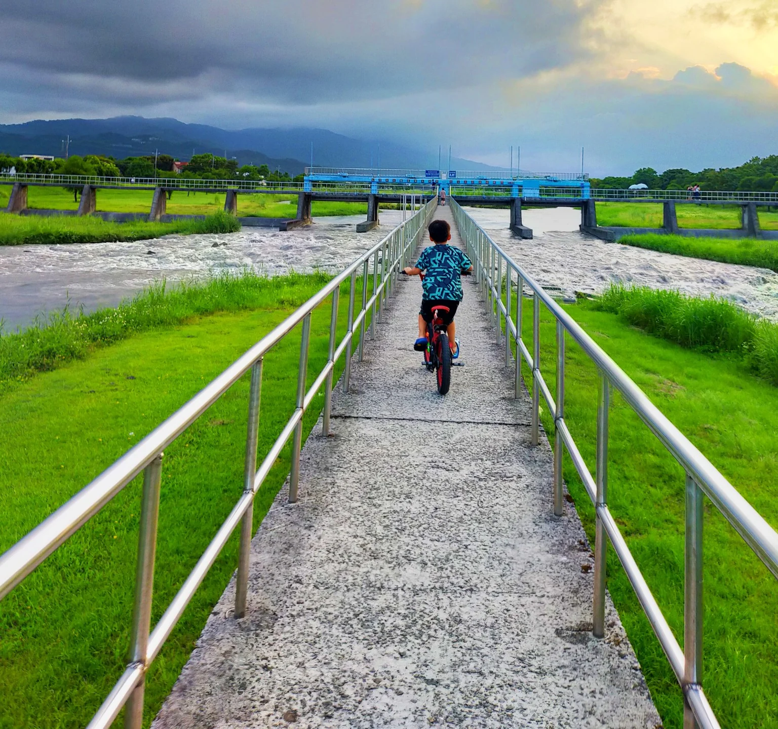 米修B&B周辺の水辺と緑の中を自転車で走る風景。